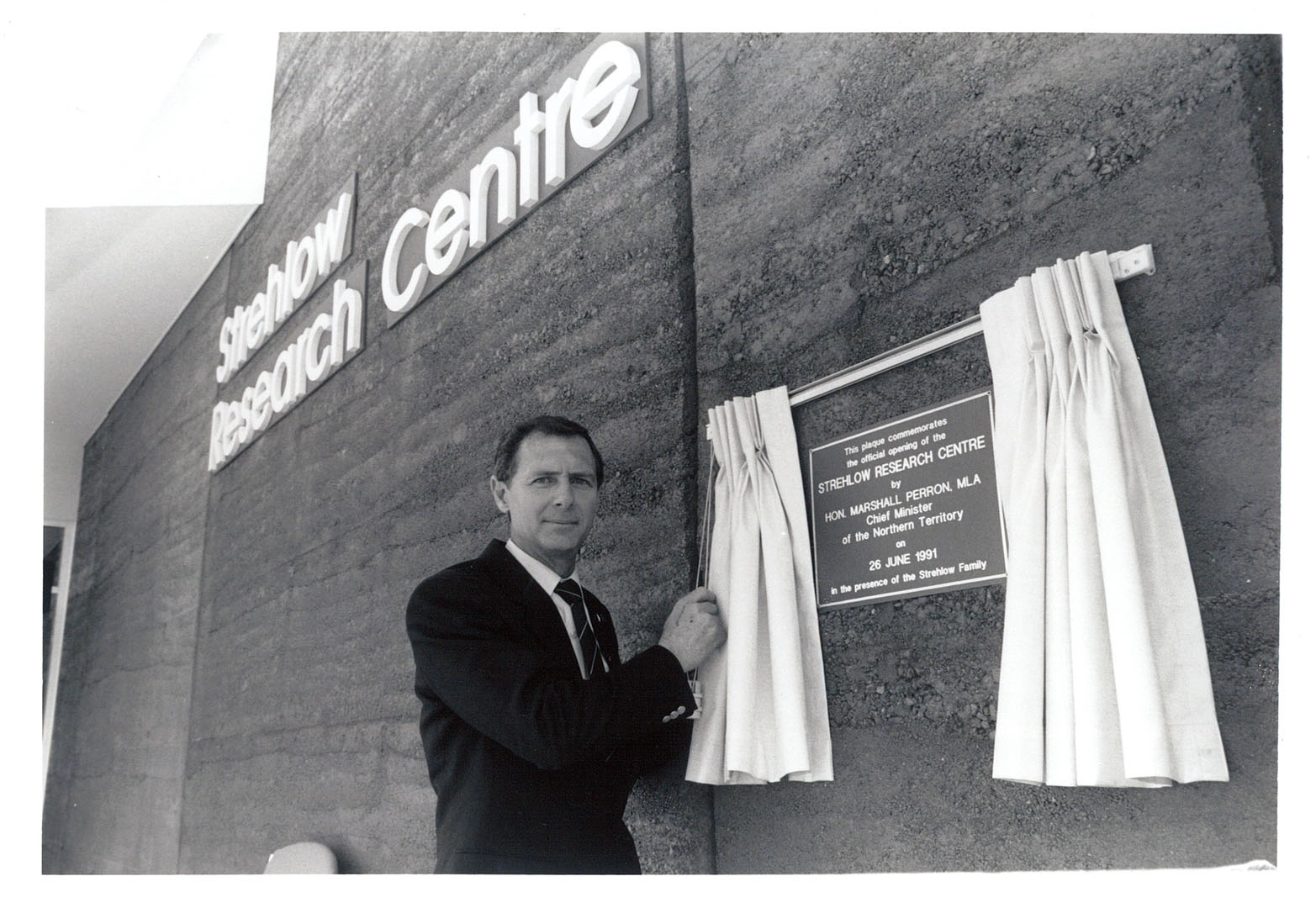 Chief Minister Marshall Perron, Opening of the Strehlow Research Centre, Alice Springs, 26 June 1991<br>Image courtesy of Strehlow Research Centre, Museum and Art Gallery of the NT, Photographer Barry Skipsey.