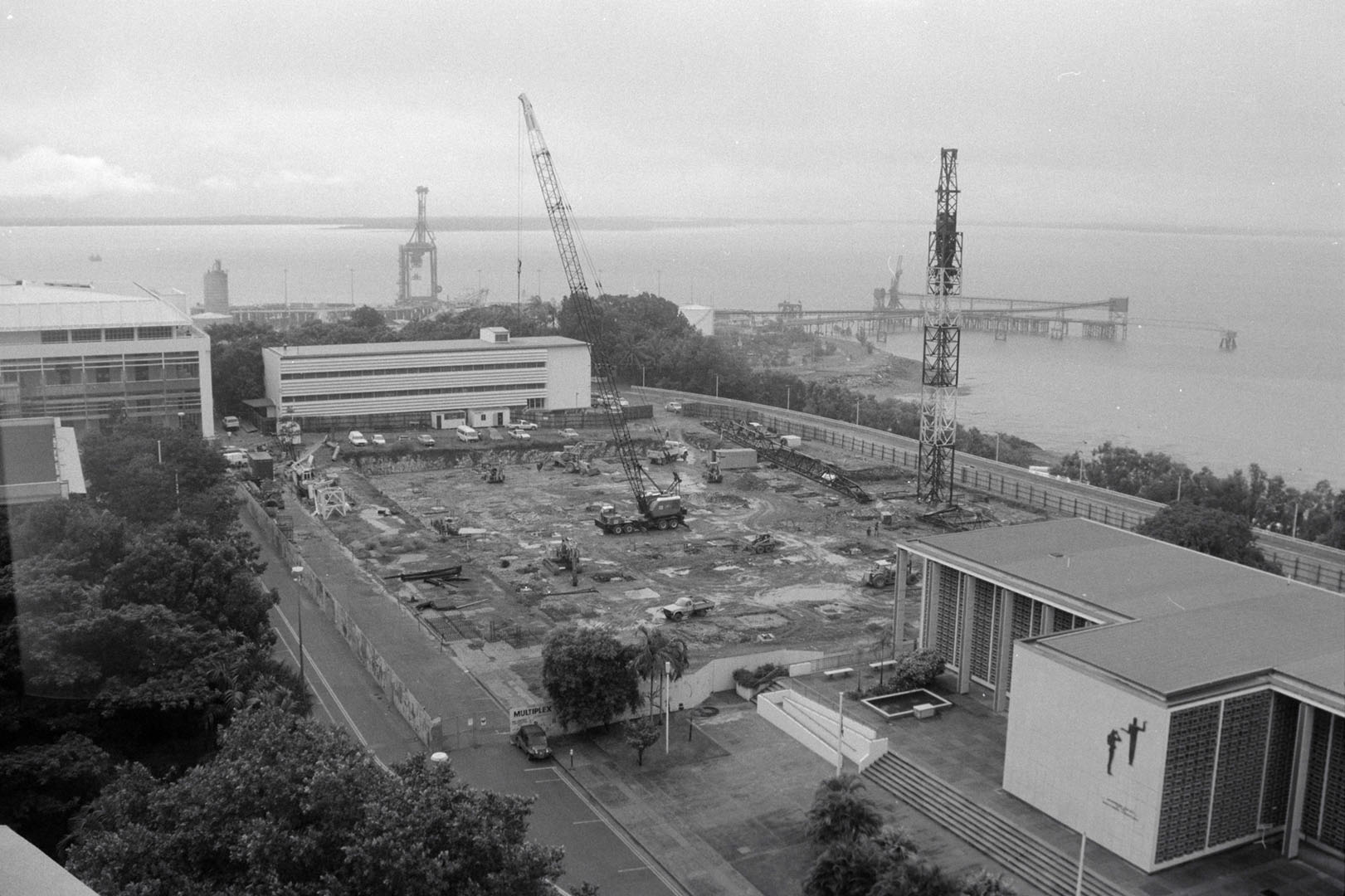 New Parliament House construction site, January 1991<br>Image courtesy of Library & Archives NT, Department of the Chief Minister, NTRS 3823 P1, Box 11, BW2959, Image 30