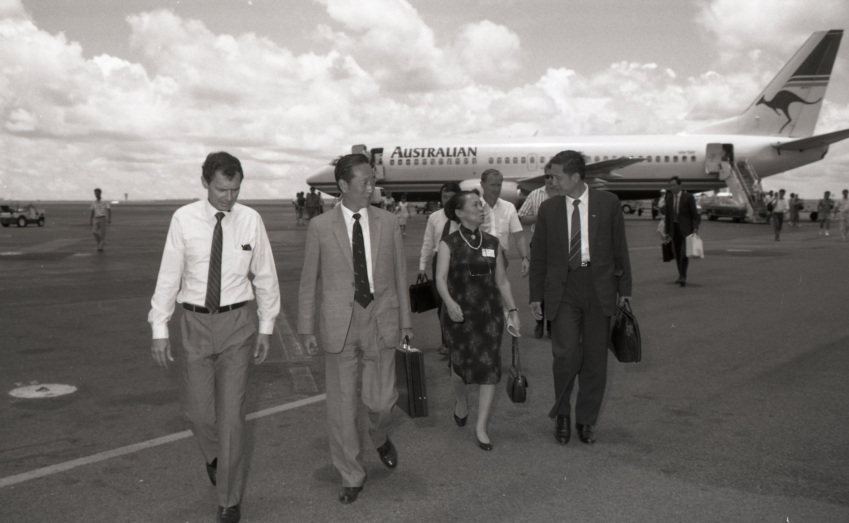 Chief Minister Marshall Perron meets Mr Zhang Haorou, Governor of Sichuan Province, Darwin Airport, 22 February 1989<br />Image courtesy of Library & Archives NT,  Department of the Chief Minister, NTRS 3823 P1, Box 11, BW2796, Image 6a